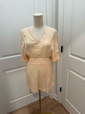 glam Peach Cream V-Neck Short Sleeve Romper